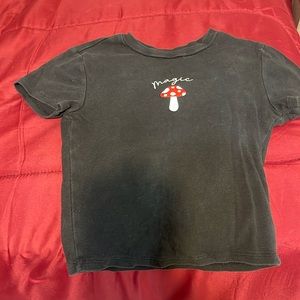 Im selling this black washed cropped tee